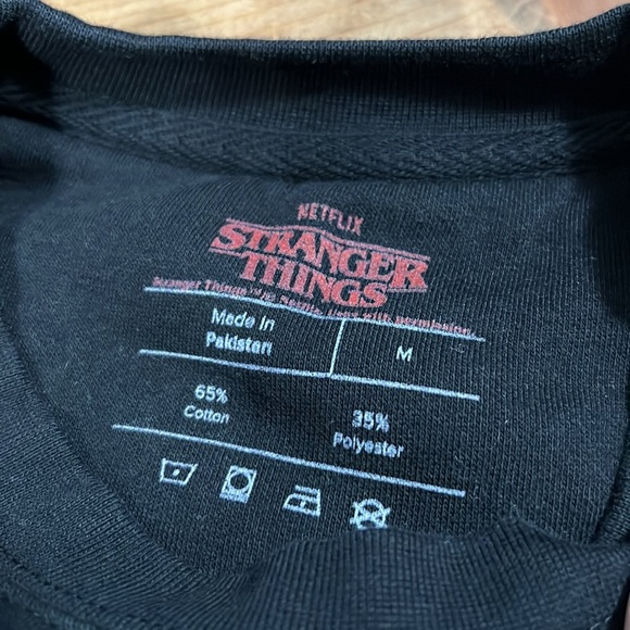 Netflix Stranger Things size medium black sweatshirt embroidered red Demogorgon - Picture 5 of 9